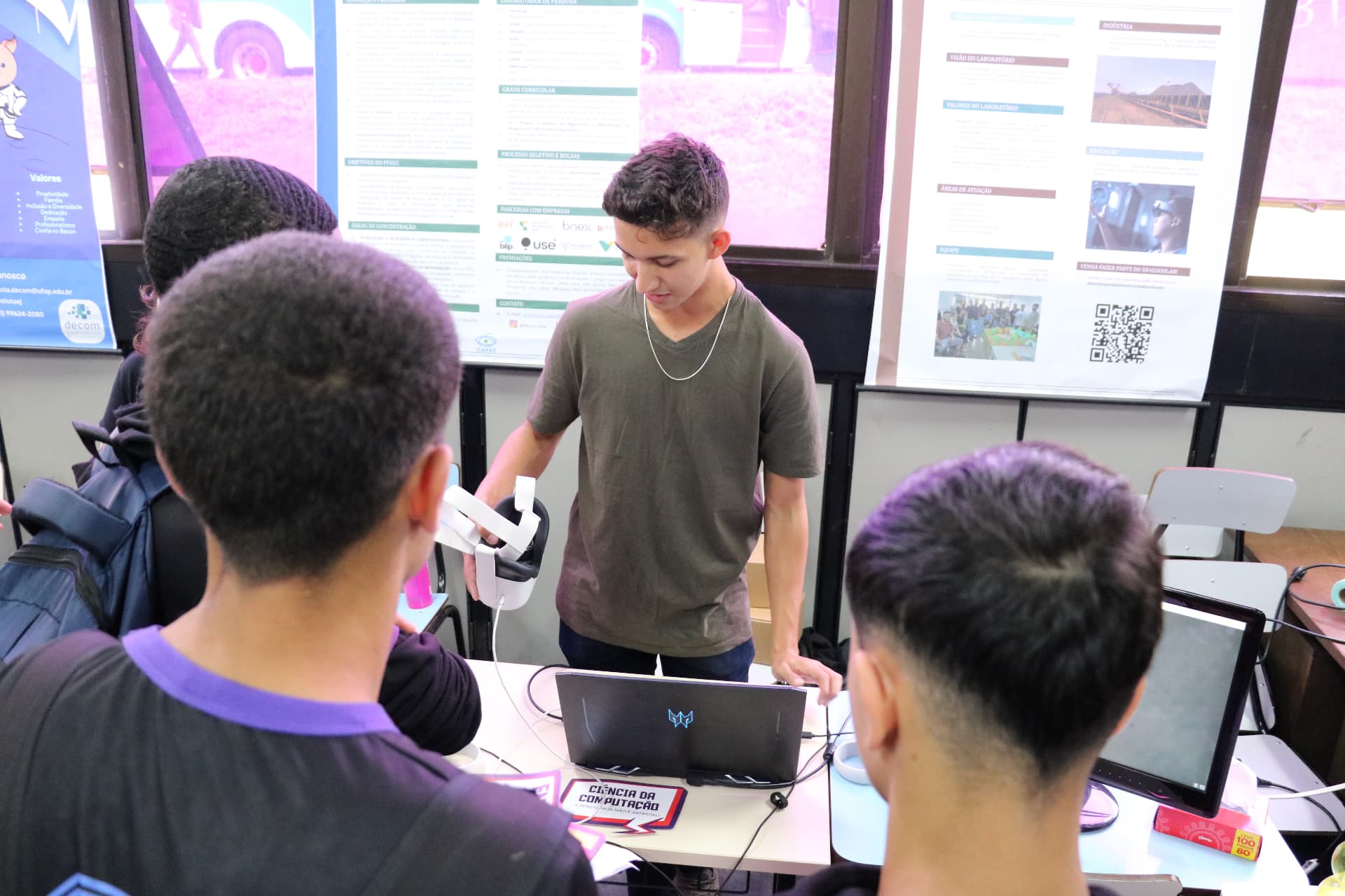 Demonstração de realidade virtual no laboratório de computação